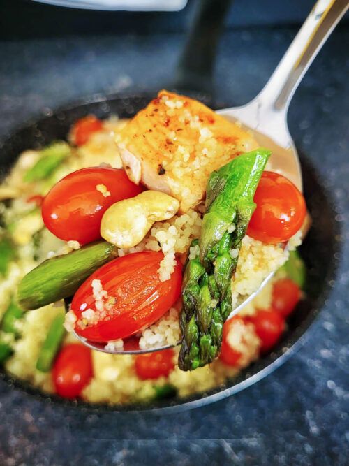 Couscouspfanne mit Spargel und Lachs