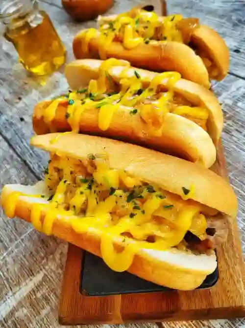 Bratwurst Hotdogs mit Käse-Bier-Zwiebeln
