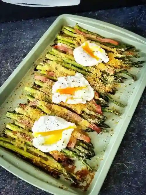 Gebackener Spargel mit pochierten Eiern