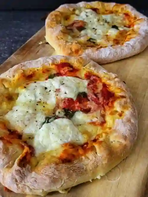 Pizza mit Käserand